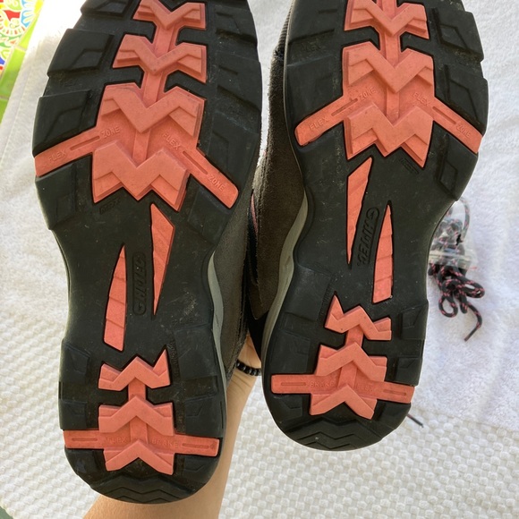 Women’s Hi tech ladder ankle height, hiking boots, gray/pink size 7 1/2 medium - Picture 8 of 10